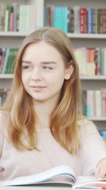 Üç genç kız canlı bir okul kütüphanesinde sohbet ediyorlar. Etrafları renkli kitaplıklarla dolu. Bulaşıcı kahkahaları ve hayat dolu enerjileri arkadaşlığın güzelliğini kutlayan sıcak, davetkar bir atmosfer yaratıyor.