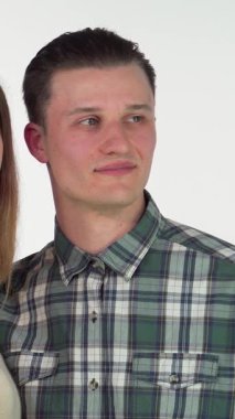 Çekici bir kadın ve erkek arkadaşı, arkadaş bölgesi kavramını somutlaştırırken neşe saçıyorlar. Genç adam eliyle neşeli bir yarım kalp oluştururken, kadın coşkulu bir şekilde başparmak kaldırıyor, canlı dostluklarını gösteriyor.