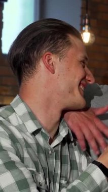 Sıcak ışıklandırmayla dolu samimi bir barda, neşeli bir grup arkadaş soğuk biralarını tokuşturur, neşeli gülümsemeleri neşe ve beraberliğin özünü yakalar. Bu canlı sahnede mutlu bir kadın ve iki erkek arkadaşı kutlama yapıyor.