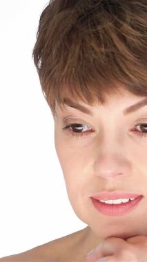 Zarif, orta yaşlı, beyaz tenli bir kadın hafifçe çenesine dokunuyor, kendine güven ve sükunet saçıyor. Kusursuz cildi ve dingin bakışları büyüleyici bir atmosfer yaratıyor. Güzellik ve cilt bakımı için ideal.