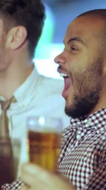 Değişik gençlerden oluşan canlı bir üçlü, barlarda sergilenen heyecan verici bir futbol maçının heyecanıyla sergilenen soğuk biralarını coşkuyla kaldırıyor. Animasyon ifadeleri ve bulaşıcı yoldaşlıkları canlı bir atmosfer yaratır.