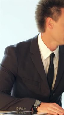 Sivri takım elbiseli iki genç iş adamı parlak bir dizüstü bilgisayarda iş planını tutkuyla tartışıyor, odaklanmış ifadeleri işbirliği ve stratejik içgörü yayıyor. Modern ofis ortamı üretkenlik atmosferini arttırır.