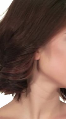 Işıl ışıl cildi olan beyaz güzel bir kadının büyüleyici portresi, düşünceli bir şekilde uzaya bakıyor, yumuşak beyaz bir zemine karşı. Huzurlu ifadesi ve zarif görünüşü doğal güzelliğini ön plana çıkarıyor. Bu görüntüyü cilt bakımı için ideal kılıyor.