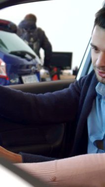 Genç, beyaz bir adam arabaların yenilikçi özelliklerini tutkuyla kız arkadaşına gösteriyor. O da gösterişli gösterge paneliyle şakalaşıyor. Araba alışverişinin heyecanına dalmış bu hoş çift, bir bağlantı anını yakalıyor.