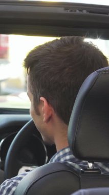 Heyecanlı genç bir çift, üstü açık arabalarında heyecan dolu bir şekilde, araba anahtarlarını güneşli sokakların arka planında gururla sergiliyorlar. Bu canlı an, yeni başlangıçların heyecanını, aşkı ve maceraların vaadini özetliyor.