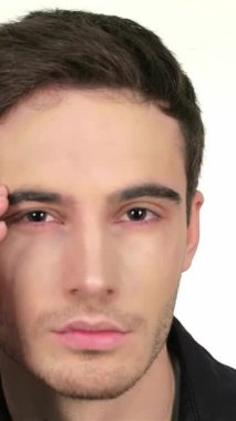 Keskin çene çizgisi ve çarpıcı özellikleri olan kendine güvenen genç bir adam aynanın karşısına geçip el değmemiş beyaz bir arka plana karşı yakışıklı yüzünü sergiliyor. Düşünceli bir bakışla, nazikçe yüzünü tıraş köpüğüyle siler, neşe saçar.