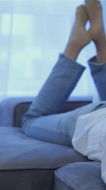 Güzel, genç bir kadın dalgalı sarı saçları göbeğinde gevşiyor, dizlerini şakacı bir şekilde altına sıkıştırıyor. Sıcak bir fincan çayın, düşünceli bakışlarının sıcaklığı ve sükuneti şık, hafif aydınlatılmış oturma odasına davet etmesinin tadını çıkarıyor.