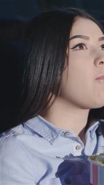 Sıcak ve davetkar bir sinemada, iki genç kadın keyifli bir film gecesine dalıp patlamış mısırlarını paylaşır ve tazeleyici gazoz yudumlarlar. Işıl ışıl gülüşleri ve ışıl ışıl gözleri filmin heyecanını yakalar ve heyecan verici bir atmosfer yaratır.