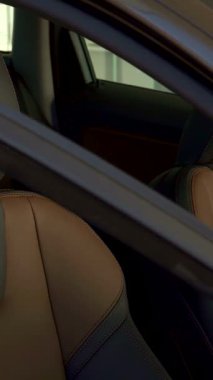 Kendinden emin, olgun bir beyaz adam, galerideki şık ve modern bir arabada otururken, pencereden baş parmak işareti yaparak heyecanla ışıldıyor. Neşeli tavrı ve şık çizgili gömleği neşe saçıyor. Davetiyeyi mükemmel bir şekilde yakalıyor.