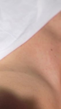 Işıl ışıl gözleri kapalı ve nazik bir gülümsemesi olan bir kadın huzur veren bir yüz masajının tadını çıkarır. Huzurlu bir kaplıcanın sakin atmosferiyle kaplıdır. Yetenekli terapistler teninin üzerinde süzülüyor, rahatlamasını arttırıyor ve huzur dolu bir vaha yaratıyor.