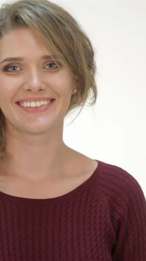 Hoş kazaklar ve şenlikli Noel Baba şapkaları giyen neşeli genç bir çift, erkek sevgilisine büyüleyici bir hediye verirken keyifli bir anı paylaşıyor. Işıl ışıl gülüşleri ve ışıl ışıl gözleri aşkın ve sevincin özünü yakalar.