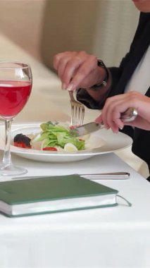 Şık bir ofis restoranında, yakın plan çekimde genç iş adamları yemek aralarında renkli bir salatanın tadını çıkarıyorlar. Sahne, canlandırıcı sohbetler, meşrubatlar ve şatafatlı içkilerle, samimiyet ve dostluk yayar.