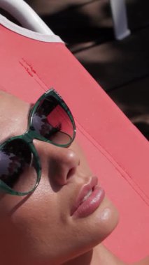 Parlak kızıl saçlı, göz kamaştırıcı genç bir kadın altın güneş altında lüks bir hayat sürüyor. Gözleri şık güneş gözlüklerinin arkasında yavaşça kapanıyor. Şık pembe bir mayo giymişti, güverte sandalyesinde zarifçe uzanmış, yaz mutluluğunun özünü somutlaştırıyordu ve...