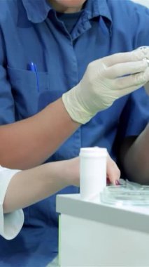 Tutkulu bir kız stajyer dişçi ile hevesle ilişki kurar ve dişçi aletlerini son teknoloji ürünü bir klinikte gösterirler. Enerjik atmosfer profesyonellik ve takım çalışmasıyla uğulduyor ve diş eğitiminin dinamik dünyasını vurguluyor.