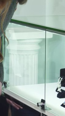 Yakın plan çekimde, ışıl ışıl bir kadın ve büyüleyici sakallı kocası, nefes kesici bir mücevher gösterisine hayran oldukları için sevinçle parıldıyorlar. Onların ortak heyecanı ve sevgi dolu jestleri, aşkı kutlamak için mükemmel, sıcak bir atmosfer yaratır.