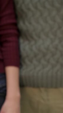 Noel Baba şapkaları ve rahat kazaklar giyen neşeli bir çift, yeni dairelerinin anahtarlarını yumuşak beyaz bir zemin üzerinde gururla sergiliyor. Işıldayan gülümsemeleri ve sevgi dolu kucaklamaları sıcaklık ve neşe saçıyor.