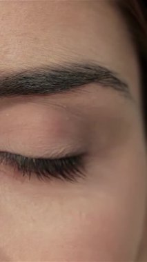 Bu zarif yakın plan gösterileri genç bir kadının narin özelliklerini gözler önüne seriyor ve büyüleyici bakışları ortaya çıkıyor. Kusursuz cildi tazelikle parıldıyor, doğal güzellik ve cilt bakımının özünü somutlaştırıyor, hayranlık uyandırıyor ve...