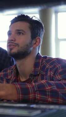 Üç coşkulu genç adam, bir futbol maçının heyecanına kapılmış, coşkulu bir barda kadehlerini neşeyle kaldırıyorlar. Neşeli atmosfer kahkahalarla ve arkadaşlıkla dolu. Arkadaşlığın sevinçli kutlamalarını paylaşıyorlar.