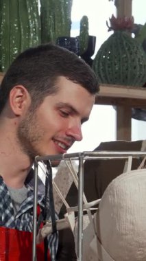 Neşeli genç bir çift, yetenekli bir erkek heykeltıraş ve güzel kız arkadaşı, canlı bitkilerle dolu güneşli bir atölyede tutkuyla seramik bir heykel yapıyorlar. Sanata olan ortak hevesleri, ustalıkla şekillendirdikleri gibi parlıyor.