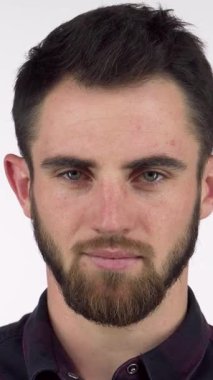 Çekici sakallı bir adam kameraya şşş yapar, parmağını nazikçe dudaklarına bastırır, gizemli ve cezbedici bir hava yayar. Kendine güveni ve modaya uygun kıyafetleri büyüleyici bir atmosfer yaratarak izleyicileri sırlar dünyasına davet ediyor.