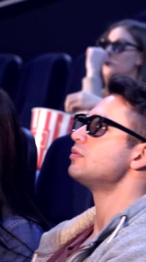 Üç boyutlu gözlük takan çeşitli genç yetişkinler sinemada nefes kesici görsel efektlerle büyülenmiştir. Titreyen ekran tarafından aydınlatılan korku ve heyecan ifadeleri paylaştıkları gibi elektrik atmosferi yaratıyor.