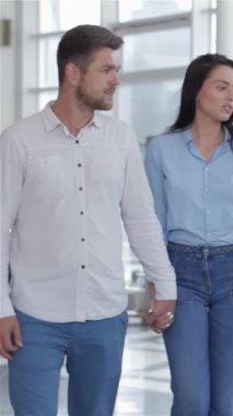 Şık bir çift, galeride heyecan ve merak saçan çarpıcı mavi bir arabanın cazibesine kapıldı. Gıcır gıcır beyaz bir gömlek ve mavi kot giymiş, bakımlı sakallı genç adam, hareketleriyle arabaya doğru hareket ederken,