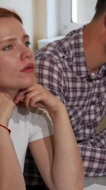 Kızıl saçlı bir kadın bir sınıf masasında oturur, çatık kaşları ve daracık çenesi zorlu bir okul projesiyle uğraşırken hayal kırıklığını gözler önüne serer. Canlı sınıf sınıf arkadaşlarının enerjisiyle uğulduyor, elle tutulur olanı güçlendiriyor.