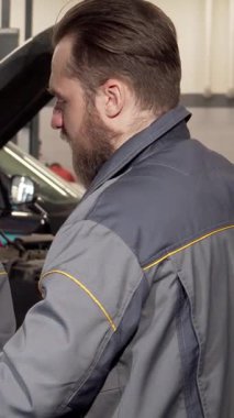 Canlı kızıl saçlı yetenekli bir bayan tamirci ve odaklanmış erkek arkadaşı otomotiv dünyasında ekip çalışmasını özenle inceliyor. Şık gri üniformalı kadın, not defterine titiz notlar alır.