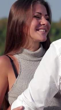 Işıl ışıl genç bir çift, beşiği ile sevgi dolu genç bir kadın, güneşli bir parkta samimi bir kucaklaşma paylaşıyor. Yeşillik ve canlı çiçeklerle çevrili bu güzel yolculuğa çıkarken aşkları sıcaklıkla ve heyecanla parlıyor.