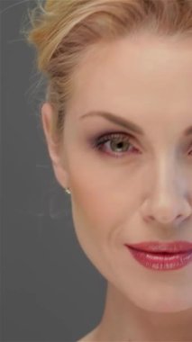 Sarışın bir kadının büyüleyici yakın çekimi zarafet ve kendine güven yayar. Kusursuz cildi, yumuşak gri arka planda parlar. Nazik makyajıyla çarpıcı özelliklerini ve sıcak gülümsemesini vurgulayarak bağlantıyı davet ediyor ve yeni bir vücut buluyor.