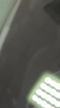 Işık saçan genç bir kadın, direksiyonun başında oturmuş modern bir aracın parlak ön camından bakarken mutluluk saçıyor. Bu canlı sahne, araba alışverişinin heyecanını özetliyor. Sonu gelmeyen lüks bir galerinin arka planında geçiyor.