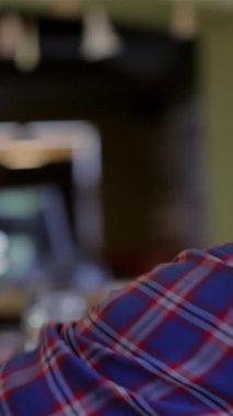 Kahkahalarla dolu canlı bir barda, bir adam soğuk bir bira kaldırır, canlı bir atmosferde arkadaşlarıyla kutlama yapar. Televizyondaki futbolun heyecanı sevinç katıyor, anılara ve arkadaşlığa kadeh kaldırırken.