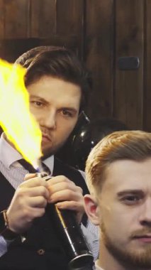 Canlı bir berber dükkanında, yetenekli bir berber müşterilerinin saçlarına dramatik bir yangın tedavisi uygular ve heyecan verici bir atmosferi ateşler. Bu cesur ve cüretkar teknik sadece saç stilini yükseltmiyor, aynı zamanda sanatını da ön plana çıkarıyor.