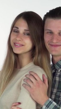 Hoş, genç bir çift şefkatli bir kucaklama ile sarılır, uzaktan hayallere dalarlar. Yakışıklı adam, güzel kız arkadaşını sevgiyle kucaklıyor. Sevgi ve neşe dolu bu samimi anda.