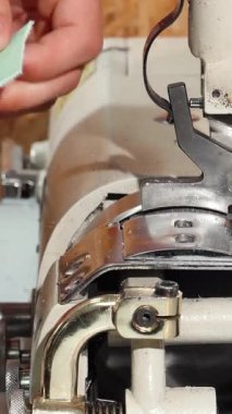 Titiz bir kunduracı ustalıkla zengin, doğal deriyi ustalıkla hazırlar, sanatsal hikayeler fısıldayan klasik bir dikiş makinesi kullanır. Her dikkatli hareket kalite için derin bir tutkuyu ve el yapımı ayakkabı geleneğini yansıtır.