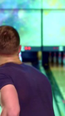 Yakışıklı sarışın bir adam, enerjik bir bowling topunu kulvardan aşağı yuvarlamaya hazırlanırken özgüven yayar. Bakışları kalan iğnelere kilitlenir. Renkli ışıklarla aydınlatılan canlı bowling salonu, oyunun heyecanını arttırıyor.