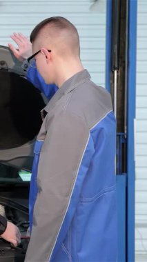 Canlı bir benzin istasyonunda, iki genç Kafkasyalı tamirci arabanın kaputunu hevesle kaldırarak, teftişe hazır karmaşık bir motoru ortaya çıkarıyor. Bir tamirci, sakallı, titizlikle parçaları incelerken diğeri hevesle...