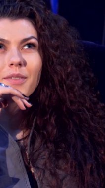 İki neşeli Kafkasyalı kız hareketli bir şekilde düşüncelerini sinemada paylaşıyorlar, bir kıvırcık saçlı güzellik öne çıkıyor, gözleri heyecan ve kahkaha ile parıldıyor. Sıcak ortam tereyağlı patlamış mısır aromasıyla dolu.