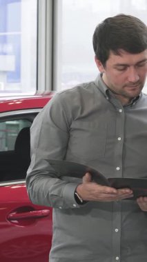 Neşeli olgun bir çift yan yana durur, parlak bir kitapçığa derinden bağlıdır, galeride göz kamaştırıcı parlak arabalarla çevrilidir. Paylaştıkları heyecan ve şefkat, bu heyecan verici yolculukta yayılıyor.