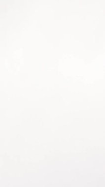 Genç bir kadın neşeli bir şekilde yüzünü canlı bir balkabağı fenerinin arkasına gizliyor, neşeli bir ruh ve gizemli bir ipucu yayıyor. Neşeli balkabağı, yaramaz bir sırıtışla süslenmiş, Cadılar Bayramı 'nın neşeli özünü somutlaştırıyor, eğlenceyi ve kutlamaları davet ediyor.