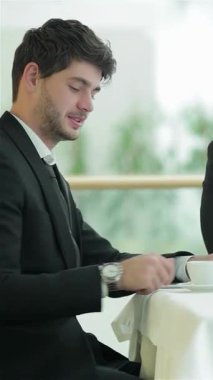 Dört hevesli genç iş adamı, gösterişli formalar içinde, cilalı bir masanın etrafında toplanır, kahvenin tadını çıkarırlar ve ateşli bir tartışmaya girerler. Parlak, havadar ofis, doğal ışıkla yıkanmış, bir yoldaşlık atmosferi yayıyor ve...