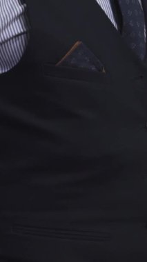 Karizmatik sakallı bir berber şık berber dükkanında kendine güvenir, profesyonellik ve çekicilik yayar. Sivri elbisesi ve sıcak gülümsemesi müşterileri her saç kesiminin bir başyapıt olduğu kaliteli bir tımar cennetine davet ediyor.