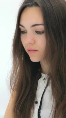 Uzun, dalgalı saçlı kararlı genç bir kadın elinde kredi kartıyla dizüstü bilgisayarıyla modern online alışverişin özünü somutlaştırıyor. Parlak, minimalist arka plan konsantrasyonunu güçlendiriyor, canlı bir sahne yaratıyor.