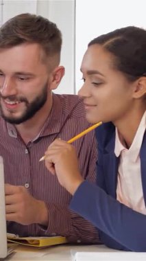 Gösterişli, modern bir ofiste, iki beyaz erkek ve bir siyah kadın, bir dizüstü bilgisayar ekranına odaklanmış, dinamik bir tartışmaya girişirler. Gözlüklü şık esmer adam beyin fırtınasını yönetirken, kendinden emin Afrikalı Amerikalı kadın...