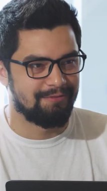 Bu canlı yakın çekim gösterileri üç arkadaş, sıcak bir kahvaltının üzerinde canlı canlı sohbet ediyorlar. Neşeli ifadeleri ve farklı geçmişleri arkadaşlığın özünü yansıtıyor, canlı ve davetkar bir atmosfer yaratıyor.