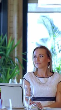 Yumuşak mum ışığıyla süslenmiş rahat bir restoranda, hoş bir adam zarif bir masada oturan güzel bir kadını selamlar, onu nazikçe öper ve omzunu kucaklar. Bu samimi an aşk ve neşe saçıyor, onların özel düğününü kutluyor.