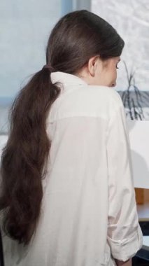 Büyüleyici bir dikiz görüntüsü, canlı iş grafikleri hakkında dinamik bir tartışmaya dalmış iki bayan meslektaşı sergiliyor. Neşeli, olgun iş kadını genç meslektaşına renkli istatistikler sunuyor.