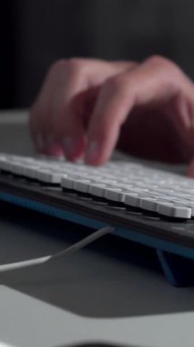 Yakın çekim, modern bir klavyede ustalıkla ustalıkla gezinerek hareket eden odaklanmış bir adamı yakalar. Bu dinamik görüntü, dijital çalışma alanında üretkenlik ve yaratıcılığın enerjisini yayarak, pürüzsüzleri vurguluyor.