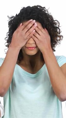 Asyalı, Afro-Amerikan ve Kafkasyalı üç canlı genç kadın saf beyaz bir arka plana karşı duygularını tam anlamıyla ifade ediyor. Gözleri, kulakları ve ağızları kaplayan şakacı jestleri mutluluk saçıyor, arkadaşlığın güzelliğini kutluyorlar.