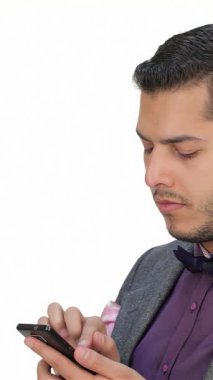 Şık takım elbiseli ve şık papyonlu genç bir işadamı, akıllı telefonuyla derinden meşgul, kendine güven ve profesyonellik saçıyor. Odaklanmış tavrı ve ciddi ifadesi teknolojinin dinamik kesişimini somutlaştırıyor.